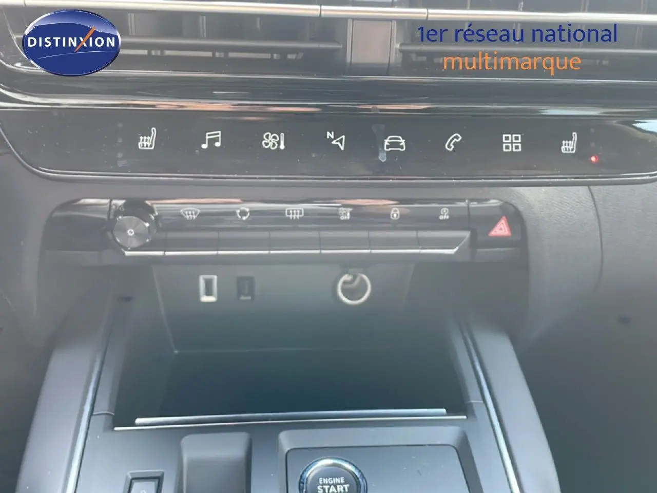 Vue intérieure du tableau de bord et console centrale du Citroën C5 Aircross 2025, avec commandes tactiles et bouton start.