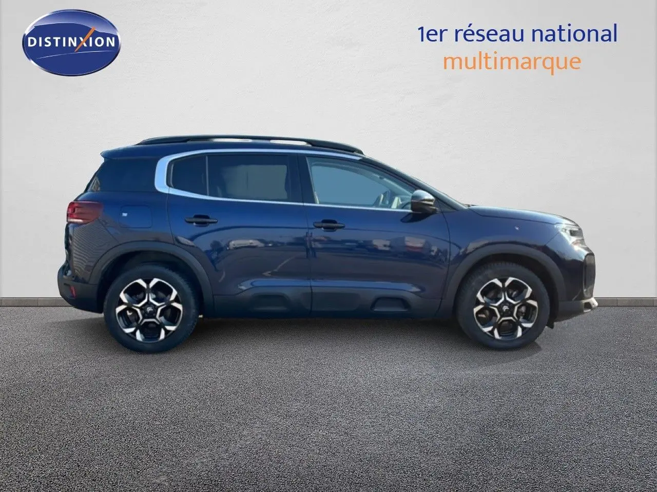 Profil droit du Citroën C5 Aircross bleu Eclipse Métal avec jantes alliage et toit noir contrasté.