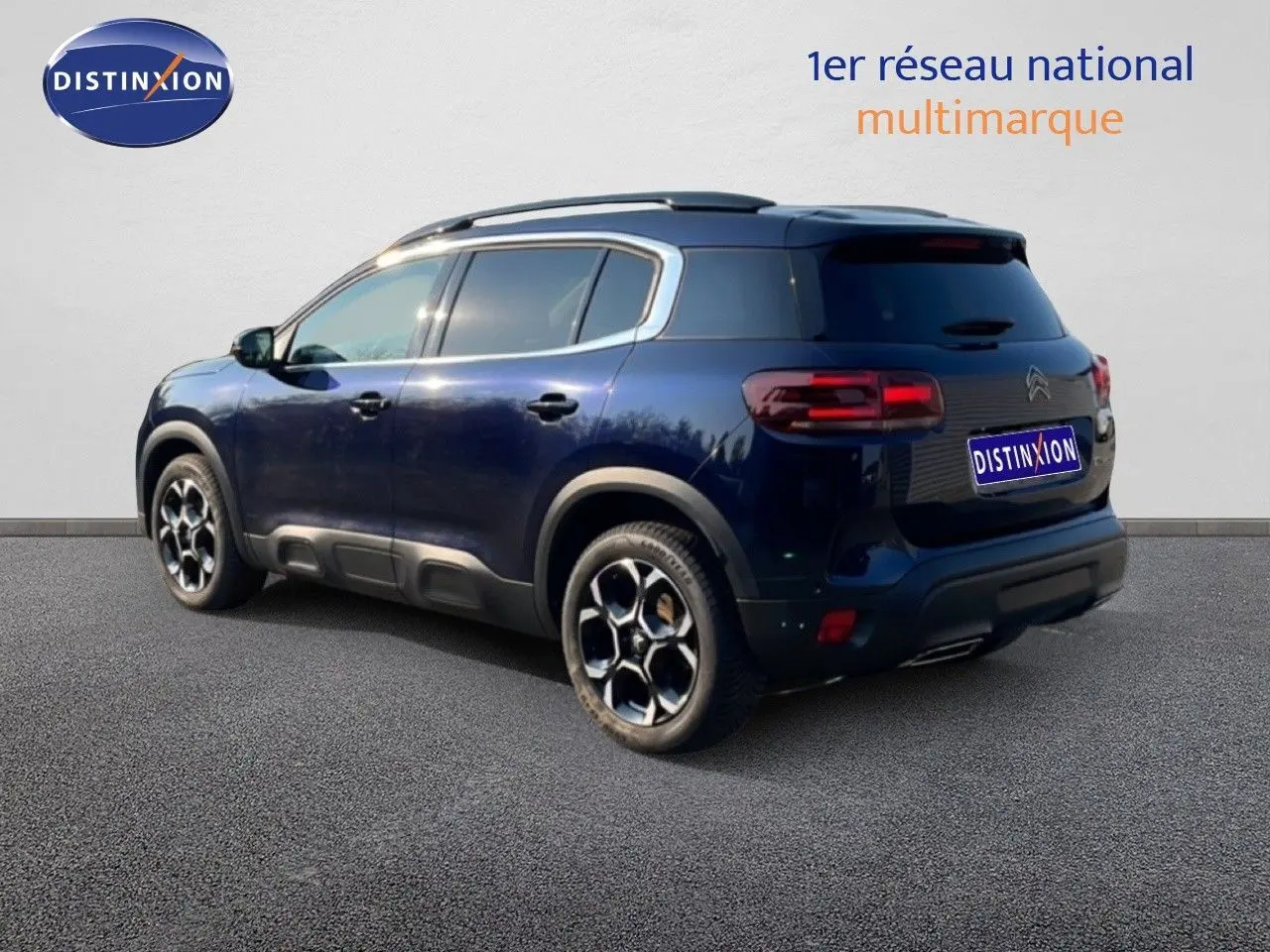 Vue 3/4 arrière droite du Citroën C5 Aircross bleu Eclipse Métal avec jantes bi-ton et toit panoramique.