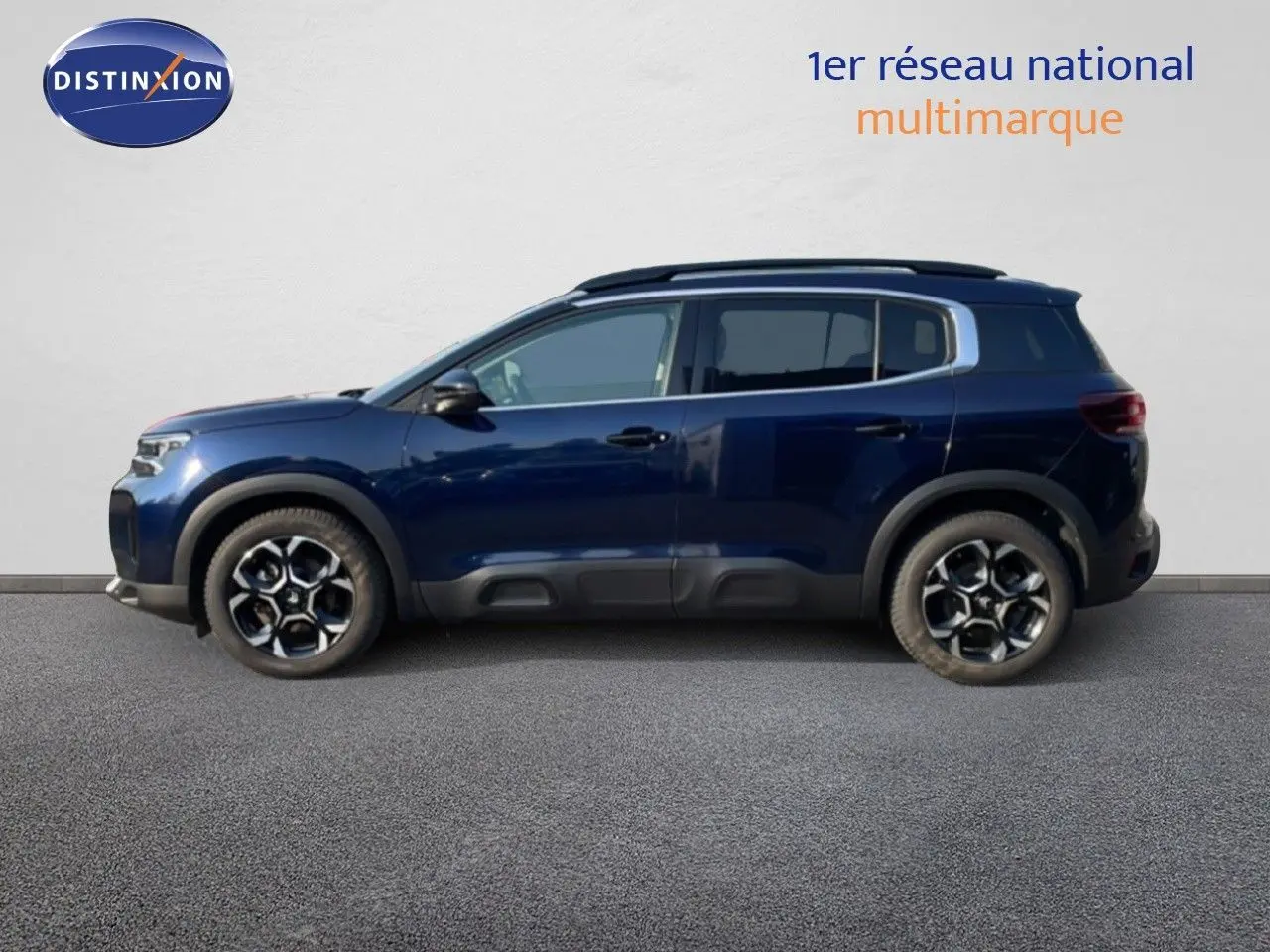 Profil côté gauche du Citroën C5 Aircross 2025 bleu Eclipse Metal avec jantes distinctives et toit noir contrasté.