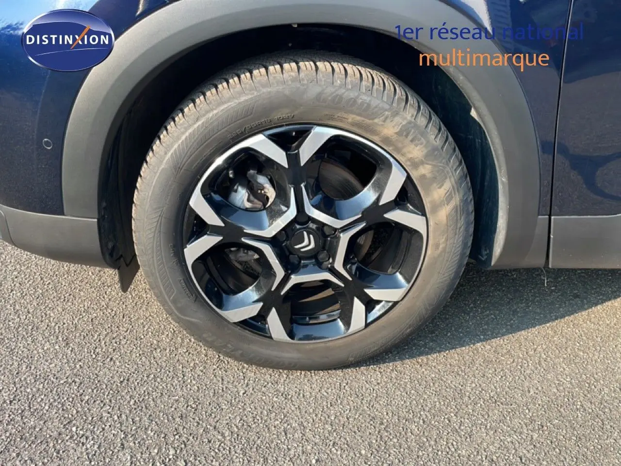 Gros plan sur la roue avant droite du Citroën C5 Aircross bleu Eclipse Metal avec jante alliage noire et argent.