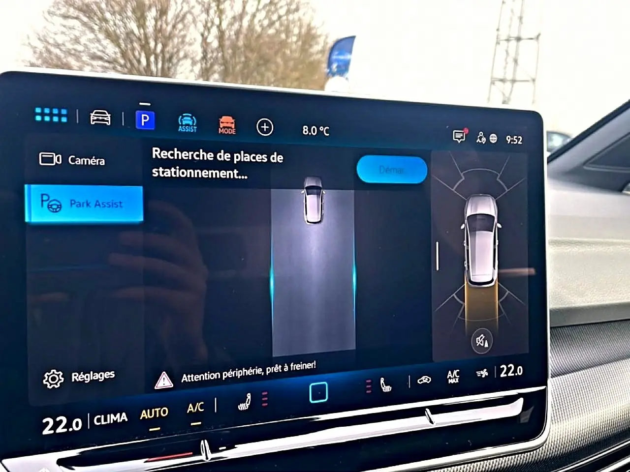 Écran tactile intérieur de la Volkswagen Golf 2026 affichant l'assistance au stationnement et la climatisation à 22°C.