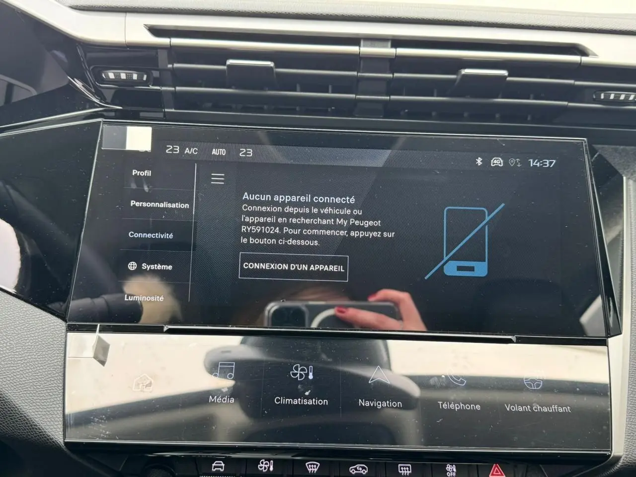 Écran tactile central du Peugeot 308 SW blanc Okenite 2024 affichant la connexion Bluetooth, vue intérieure frontale.