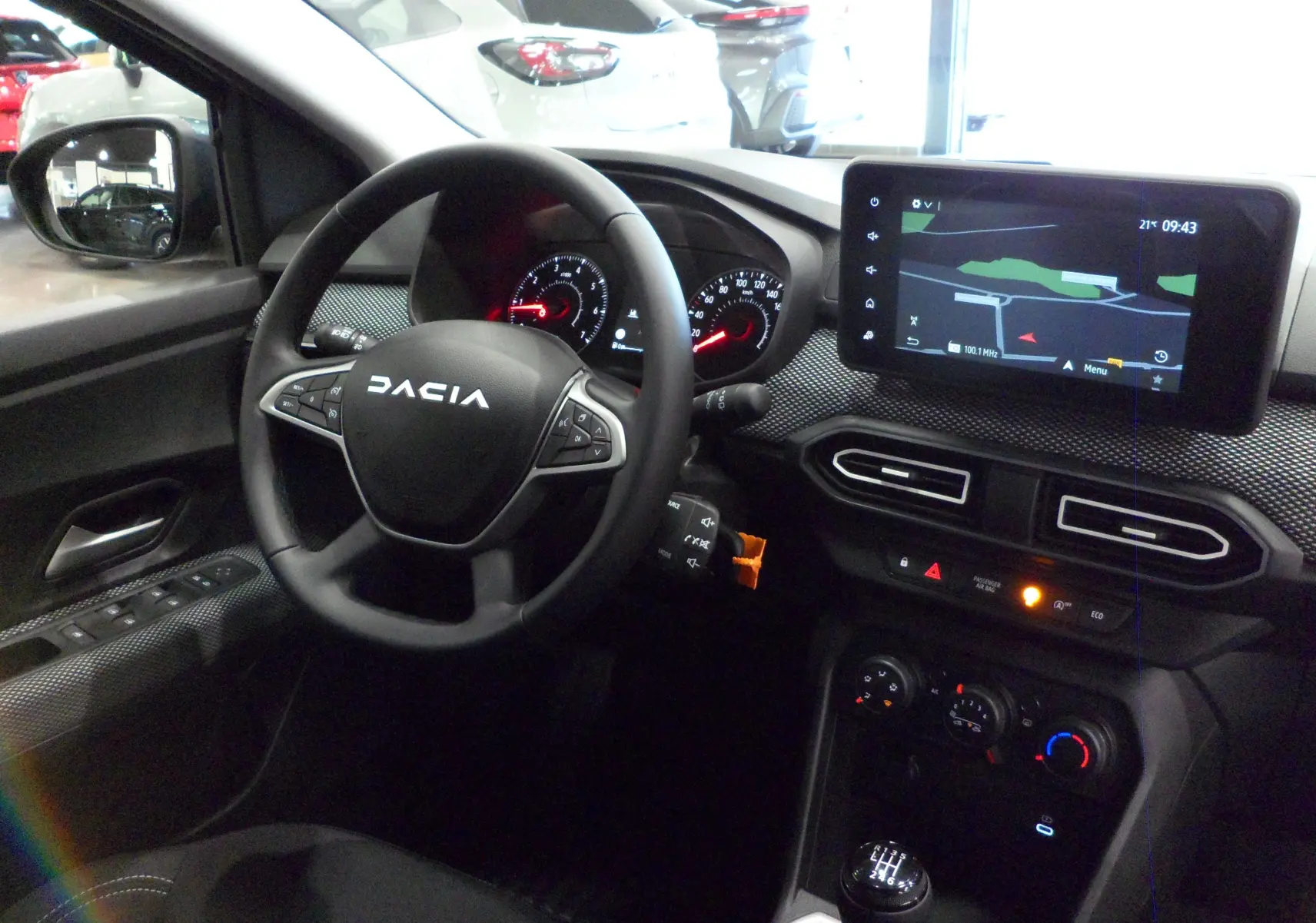 Intérieur du DACIA JOGGER TCe 110 CH EXPRESSION 7PL 2025, vue du poste de conduite avec écran tactile et volant noir.