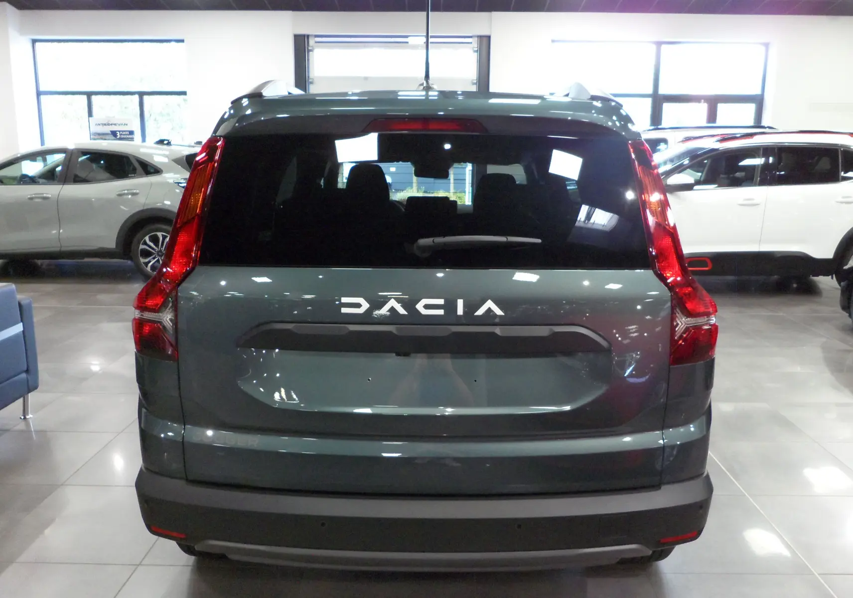 Vue arrière du Dacia Jogger 2025 en Vert Cèdre, mettant en valeur ses feux arrière verticaux et son hayon large.