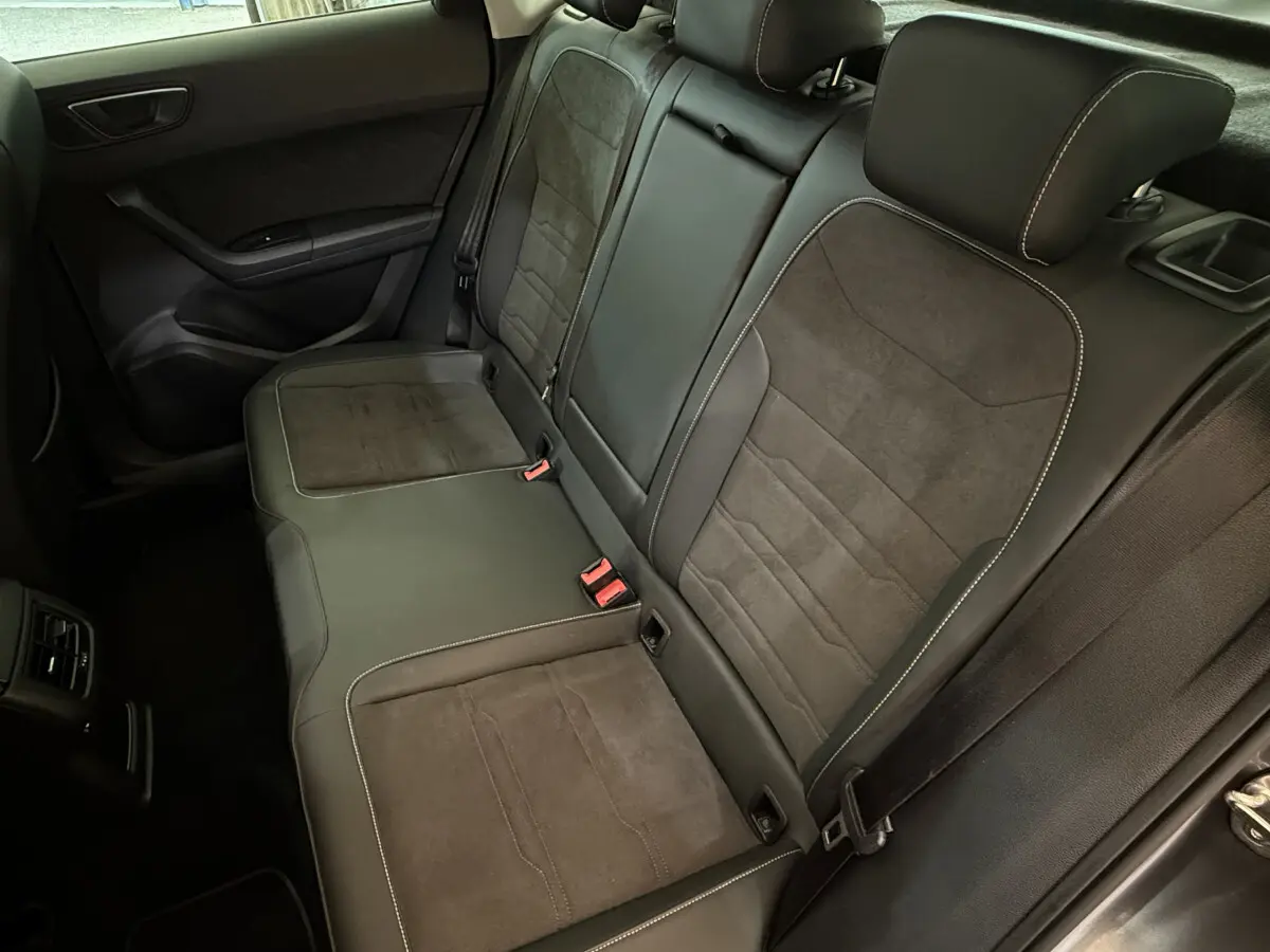 Vue intérieure côté droit de la banquette arrière en cuir et alcantara gris foncé du SEAT Ateca 2023.