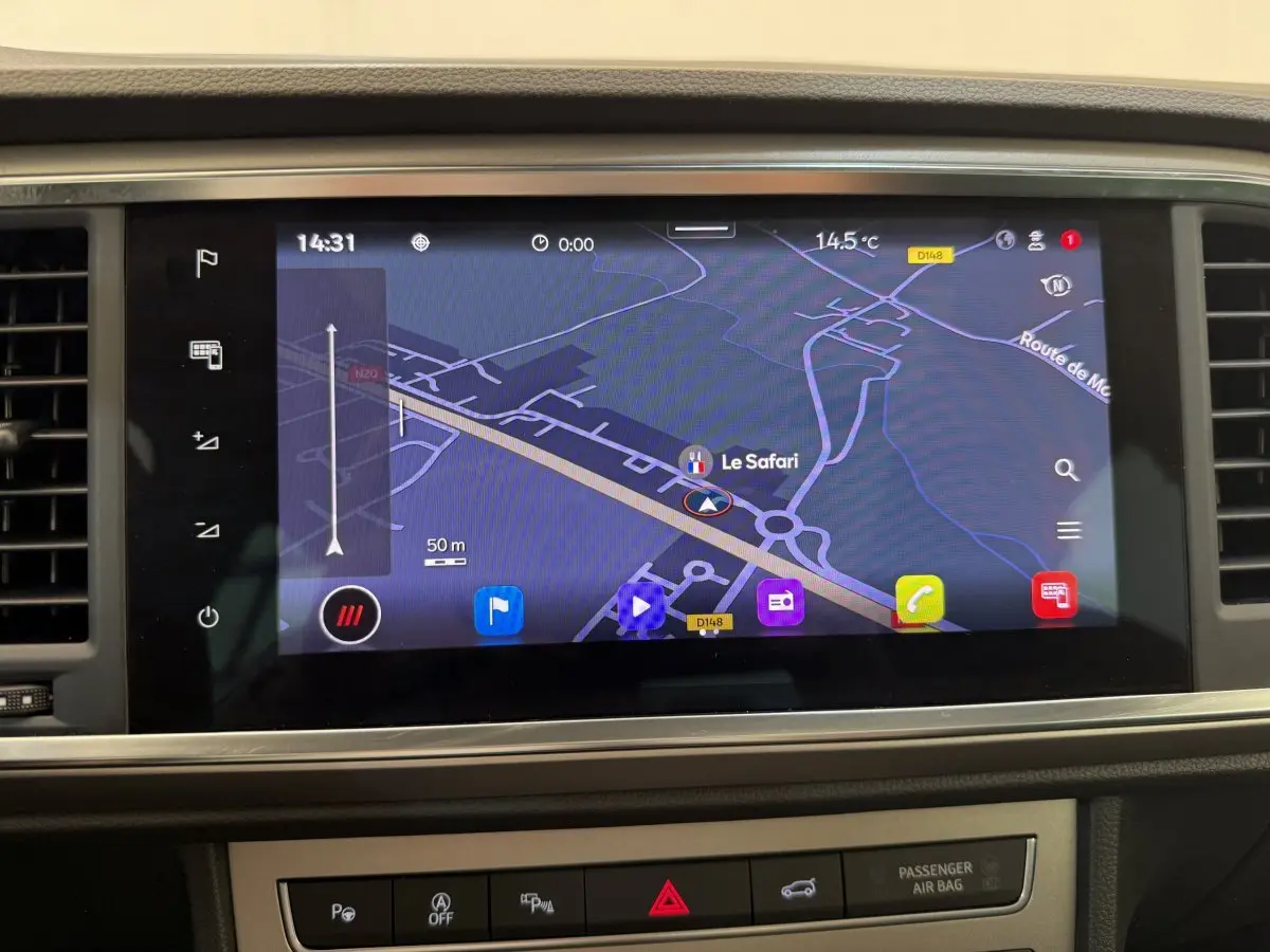 Écran tactile central du tableau de bord du SEAT Ateca 2023 affichant la navigation GPS avec carte et icônes colorées.