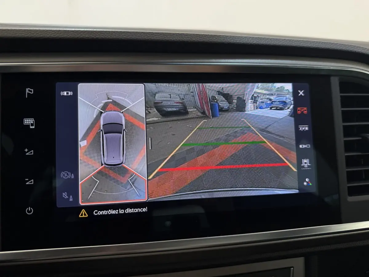 Écran tactile du système d'aide au stationnement montrant la vue arrière et la caméra 360° du SEAT Ateca gris clair.