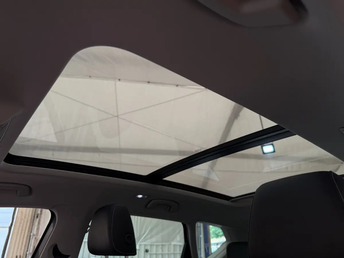 Toit ouvrant panoramique en verre du SEAT Ateca gris clair, vue intérieure depuis l'arrière côté droit