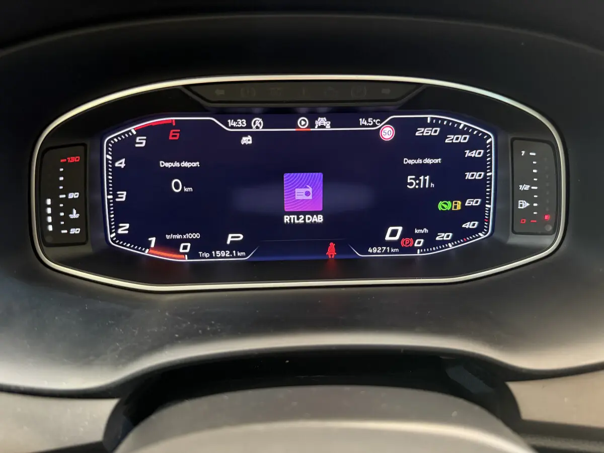 Affichage numérique du tableau de bord du SEAT Ateca 2023, avec compte-tours, vitesse et radio RTL2 DAB.