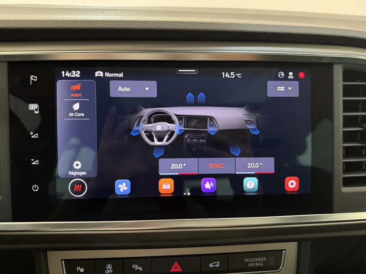 Écran tactile central du tableau de bord du SEAT Ateca 2023 affichant la climatisation et les réglages d'air.