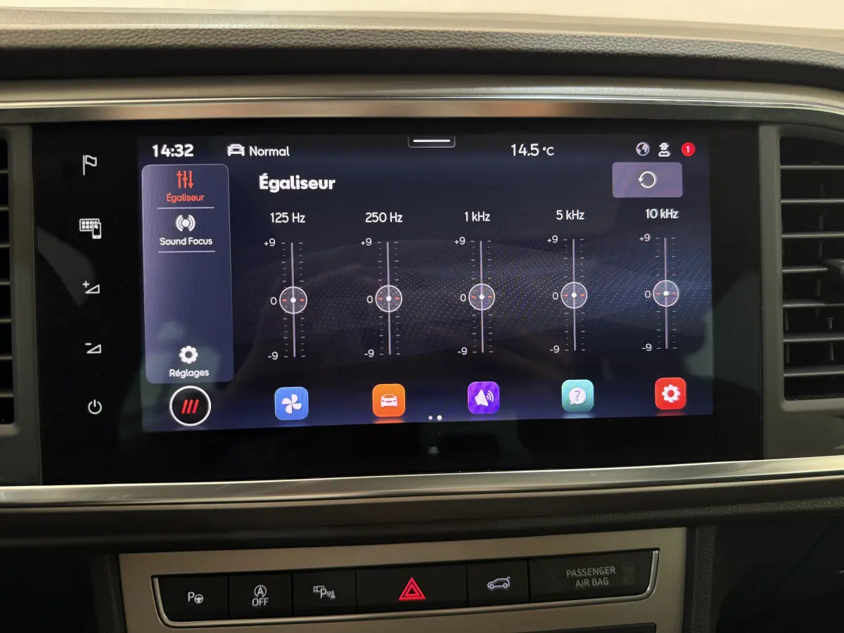 Écran tactile central du tableau de bord du SEAT Ateca gris clair, affichant l'égaliseur audio en mode jour.