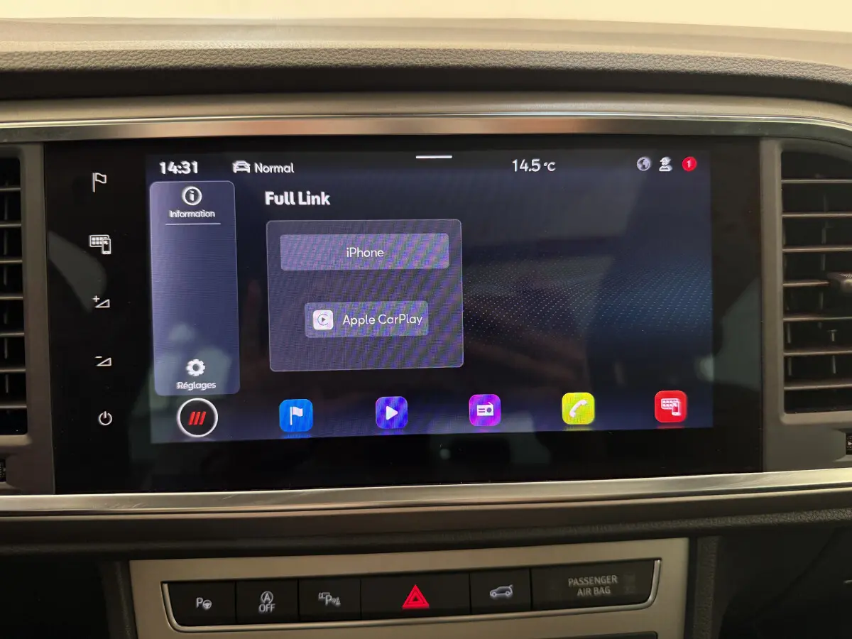Écran tactile central affichant Apple CarPlay dans l'habitacle du SEAT Ateca gris clair 2023.