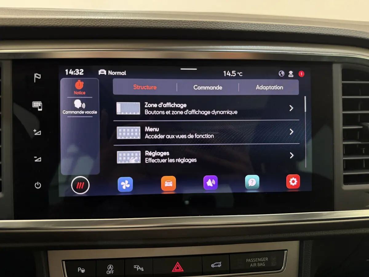 Écran tactile central affichant les réglages du système multimédia dans l'habitacle du SEAT Ateca 2023.