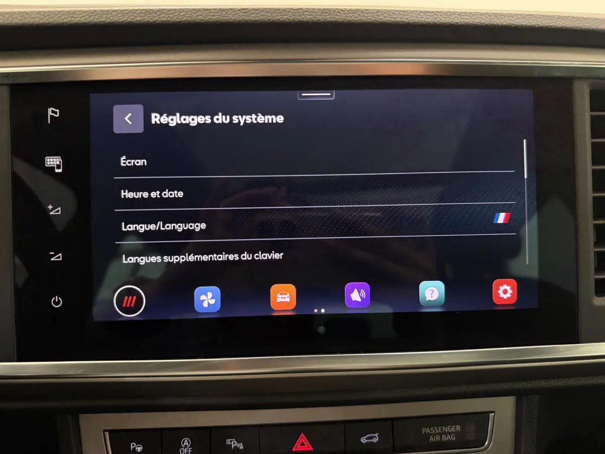 Écran tactile central affichant les réglages du système dans l'habitacle d'une SEAT Ateca gris clair 2023.
