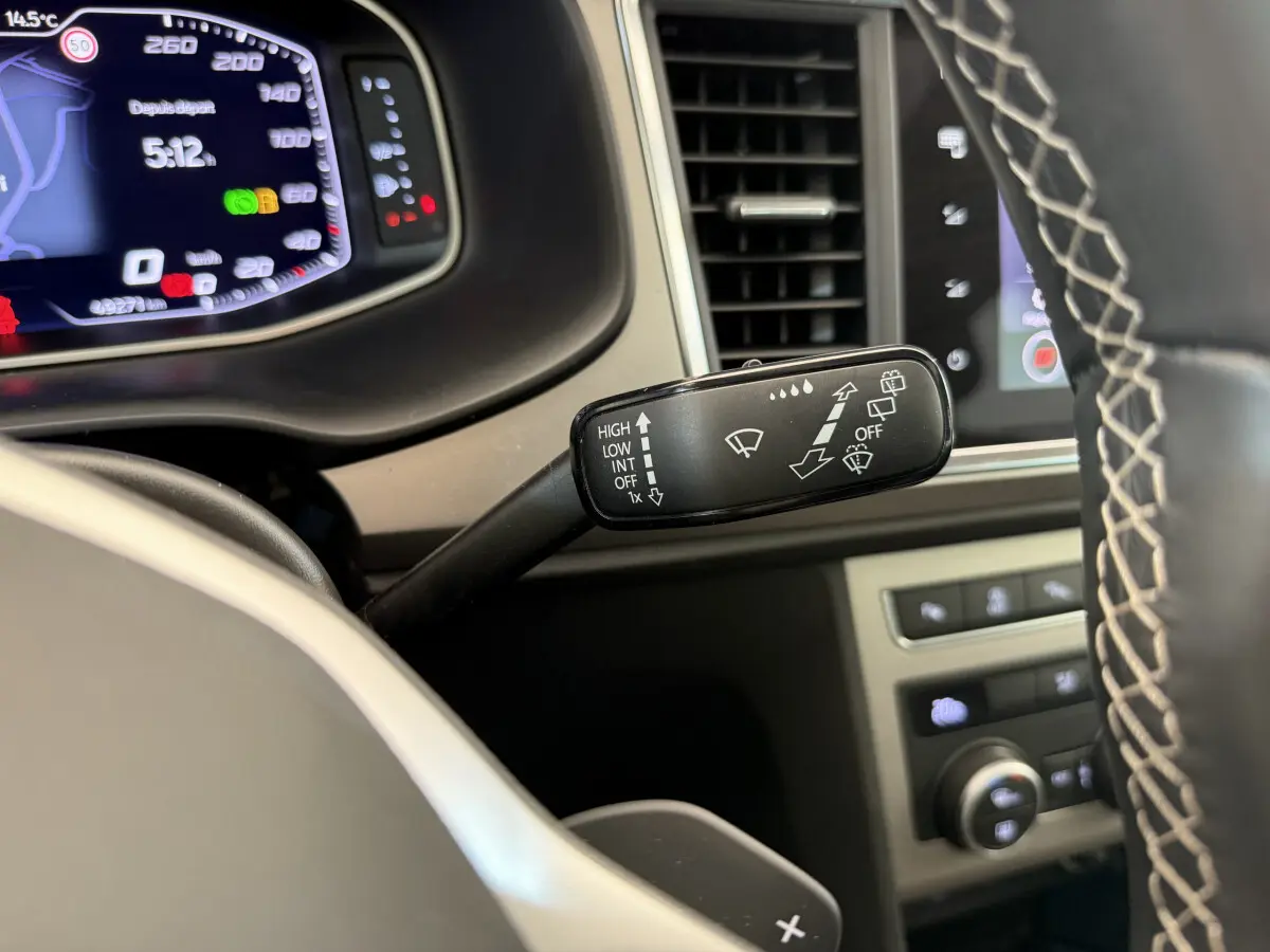 Gros plan sur la manette d'essuie-glace côté gauche du tableau de bord du SEAT Ateca gris clair 2023.