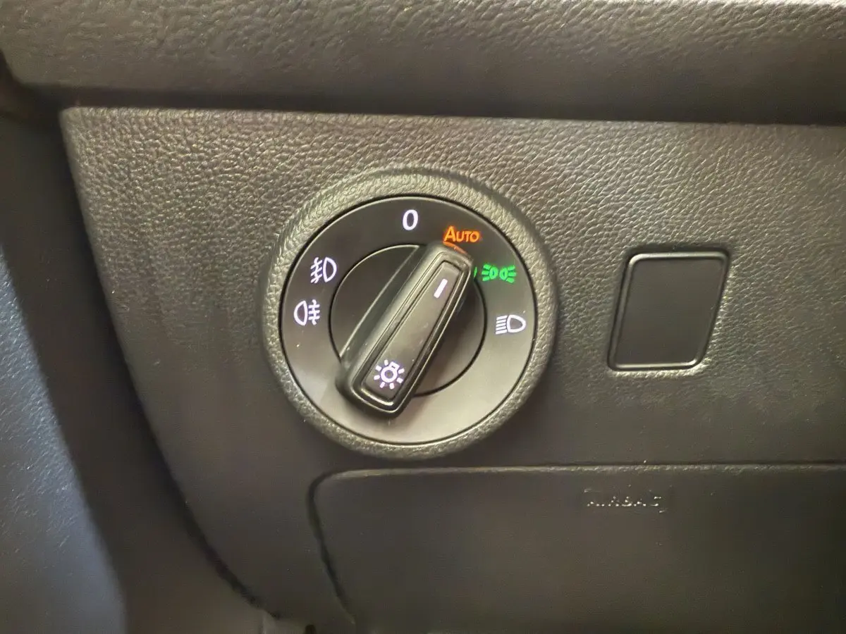 Gros plan sur la commande d'éclairage du tableau de bord noir du SEAT Ateca gris clair 2023 côté conducteur.