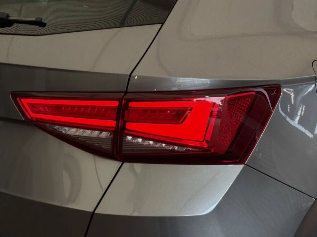 Gros plan sur le feu arrière droit rouge vif d'un SEAT Ateca gris clair 2023, soulignant ses lignes nettes.