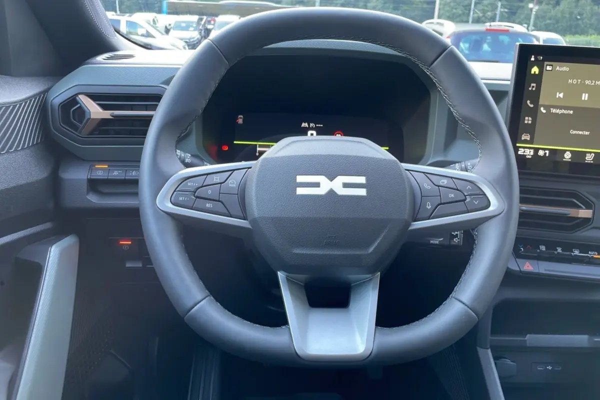 Volant cuir du Dacia Bigster TCE 130 4x4 Extreme Plus 2025, vue frontale du poste de conduite avec tableau de bord numérique.