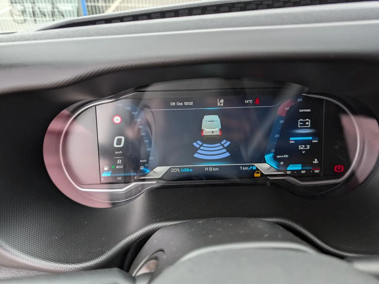 Tableau de bord numérique du Daily IVECO 35S16, affichant la vitesse, batterie et assistance au stationnement.