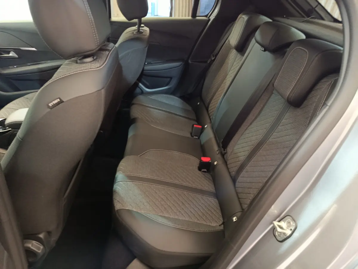 Vue côté droit sur la banquette arrière gris foncé à motifs du Peugeot 208 PureTech 100 S&S Allure 2025.