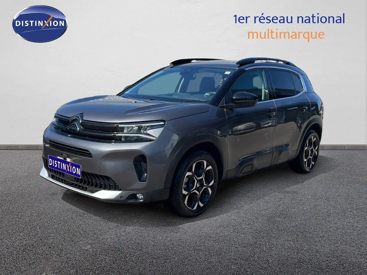 Citroën C5 Aircross gris platinium métal en 3/4 avant droit, SUV hybride essence avec jantes bi-ton distinctives.