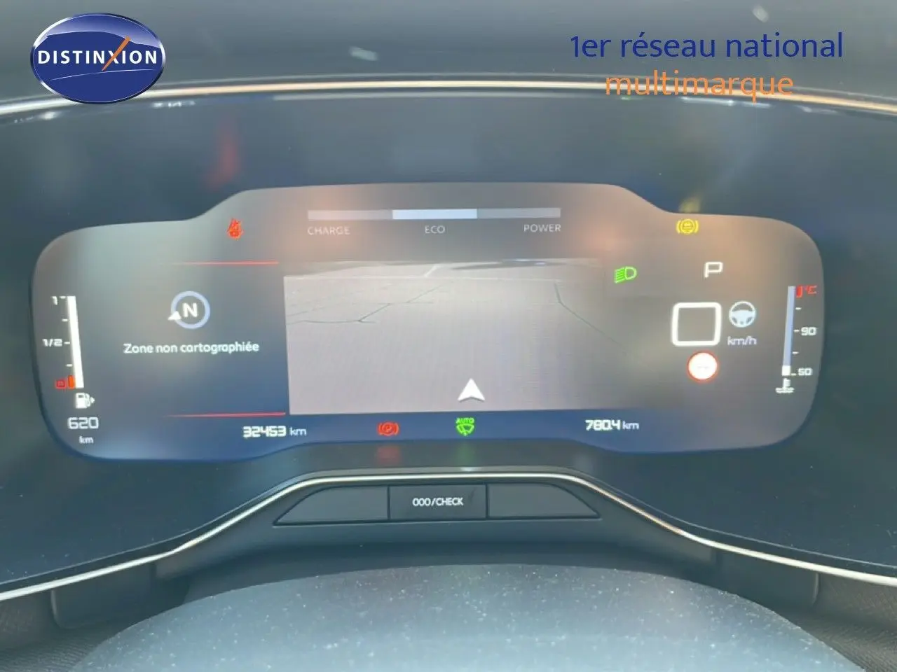 Tableau de bord numérique de Citroën C5 Aircross gris platinium, affichant la navigation et les indicateurs de conduite.