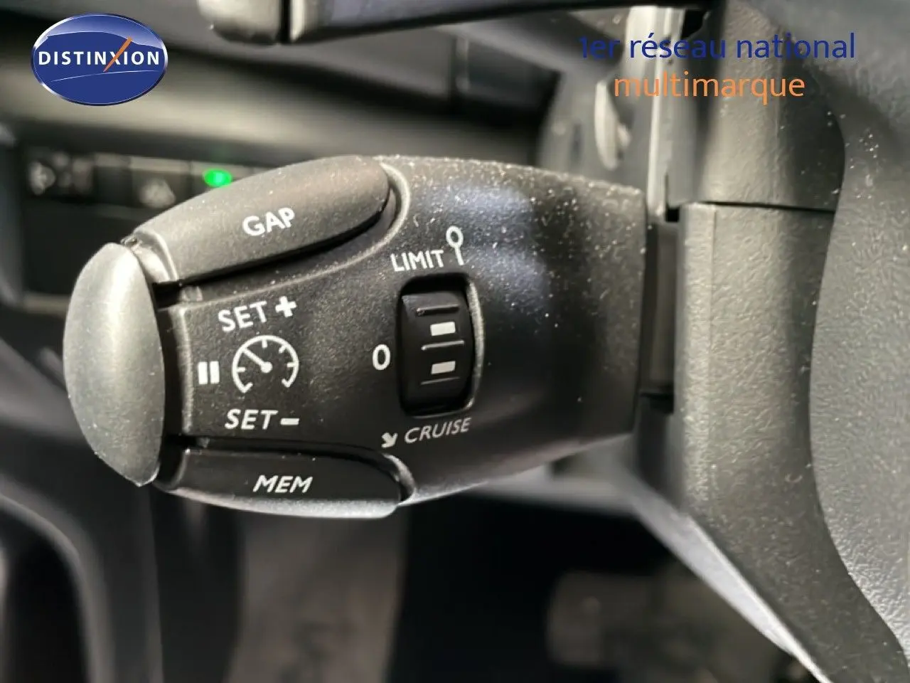 Gros plan sur la commande de régulateur de vitesse du Citroën C5 Aircross 2025, intérieur noir.