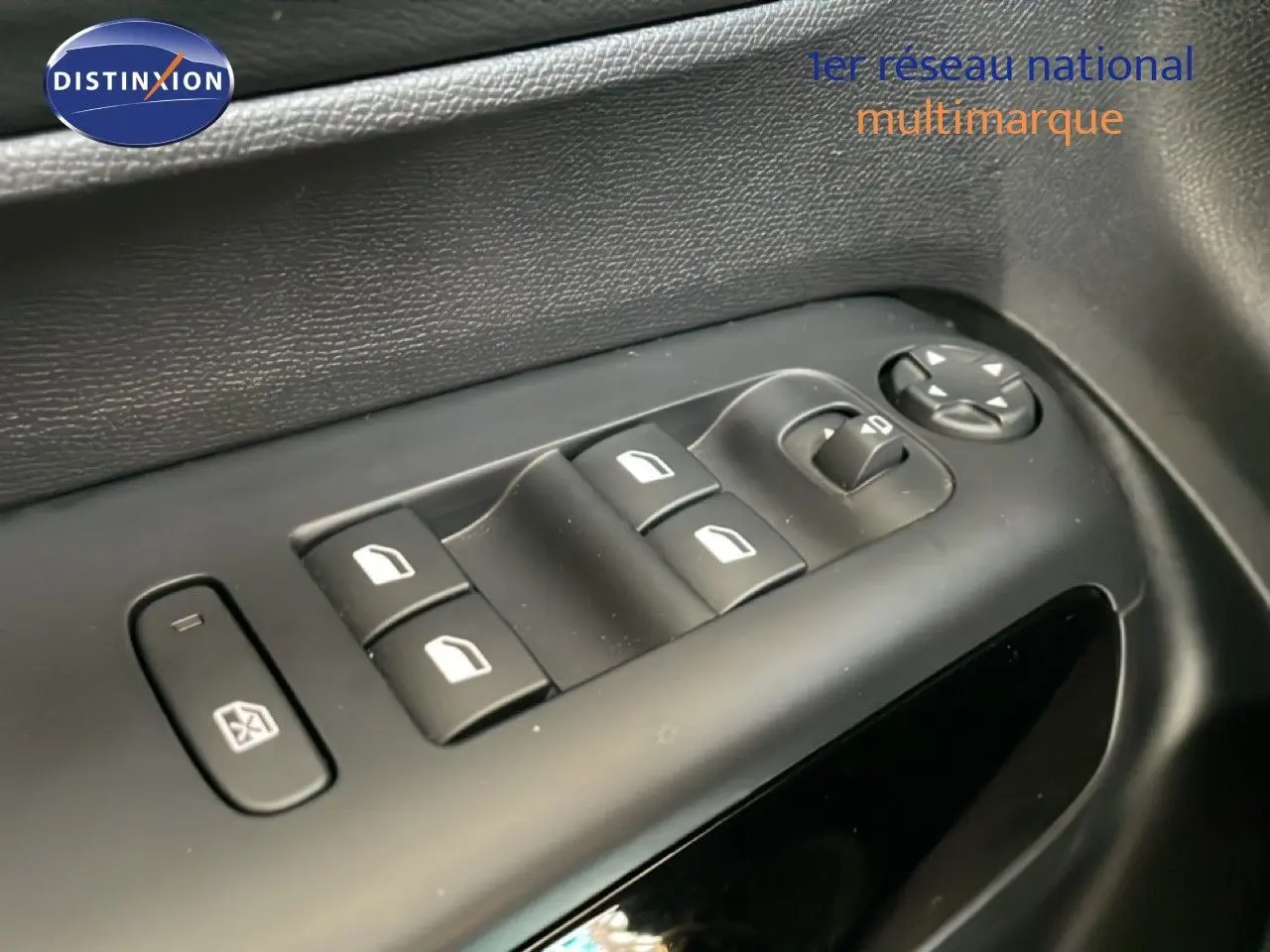 Gros plan sur les commandes de lève-vitres et réglage des rétroviseurs côté gauche intérieur d’un Citroën C5 Aircross gris platinium.