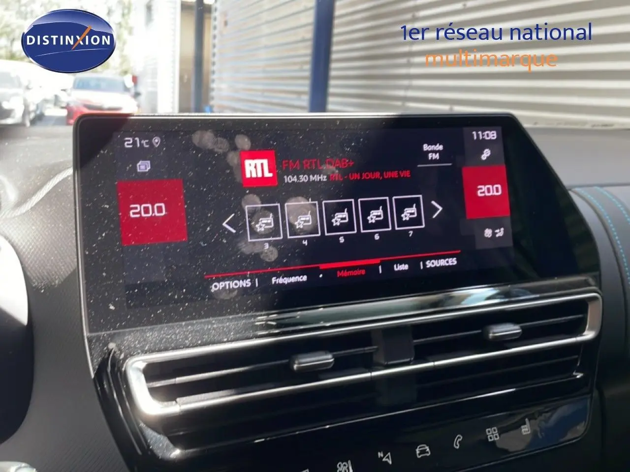 Écran tactile central du tableau de bord du Citroën C5 Aircross 2025, affichant la radio RTL et la climatisation à 20°C.
