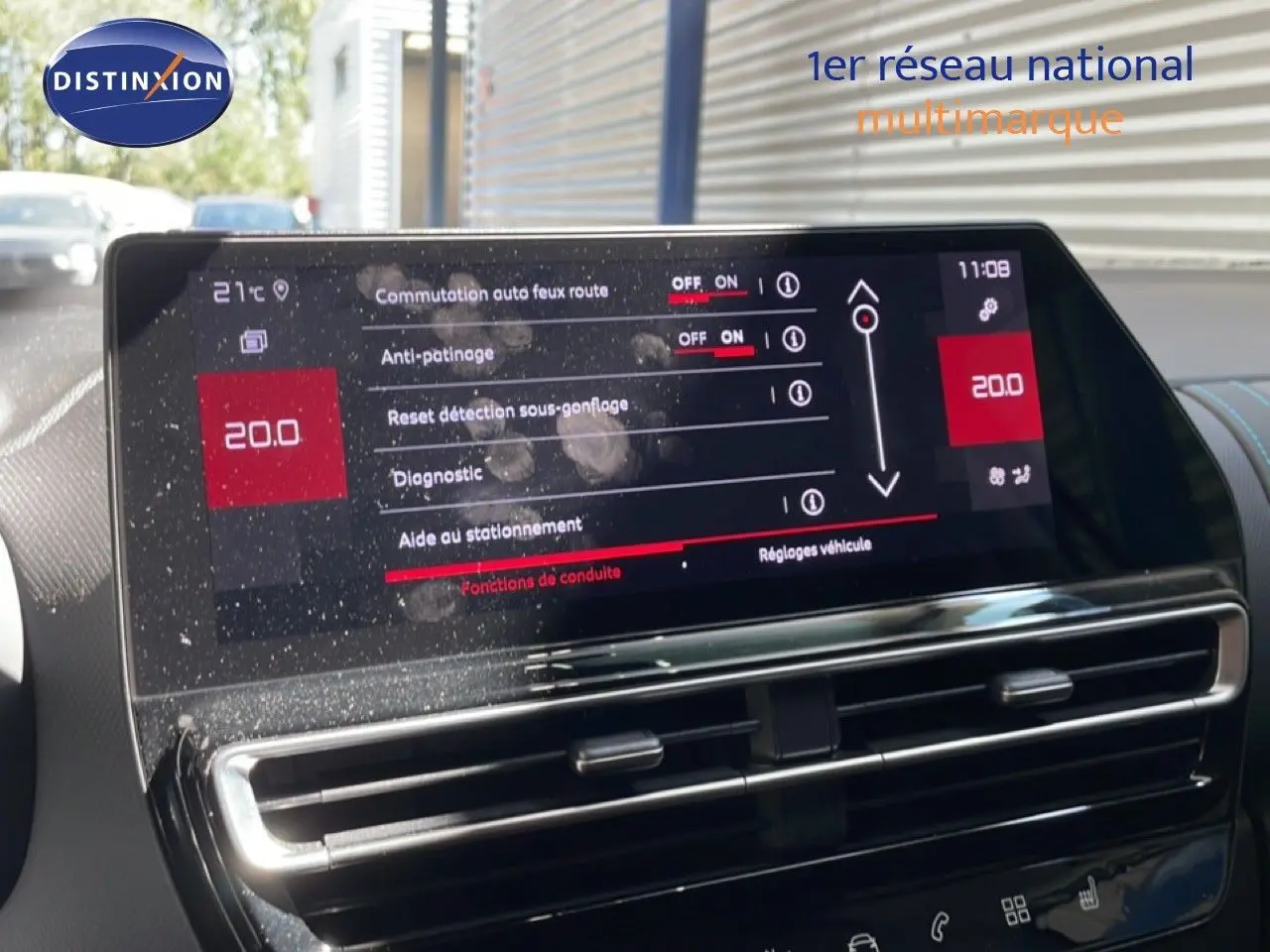Écran tactile central du tableau de bord du Citroën C5 Aircross 2025 affichant les réglages de conduite et la climatisation à 20°C.