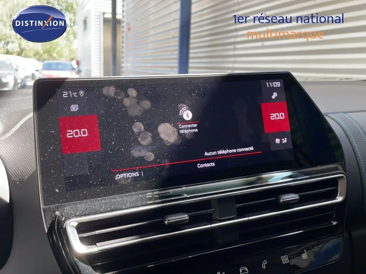 Écran tactile central avec traces de doigts dans l’habitacle du Citroën C5 Aircross gris platinium, vue de face.