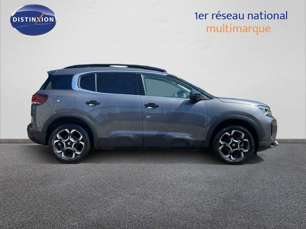 Profil droit d'un Citroën C5 Aircross 2025 gris platinium métal avec jantes bi-ton et toit noir.
