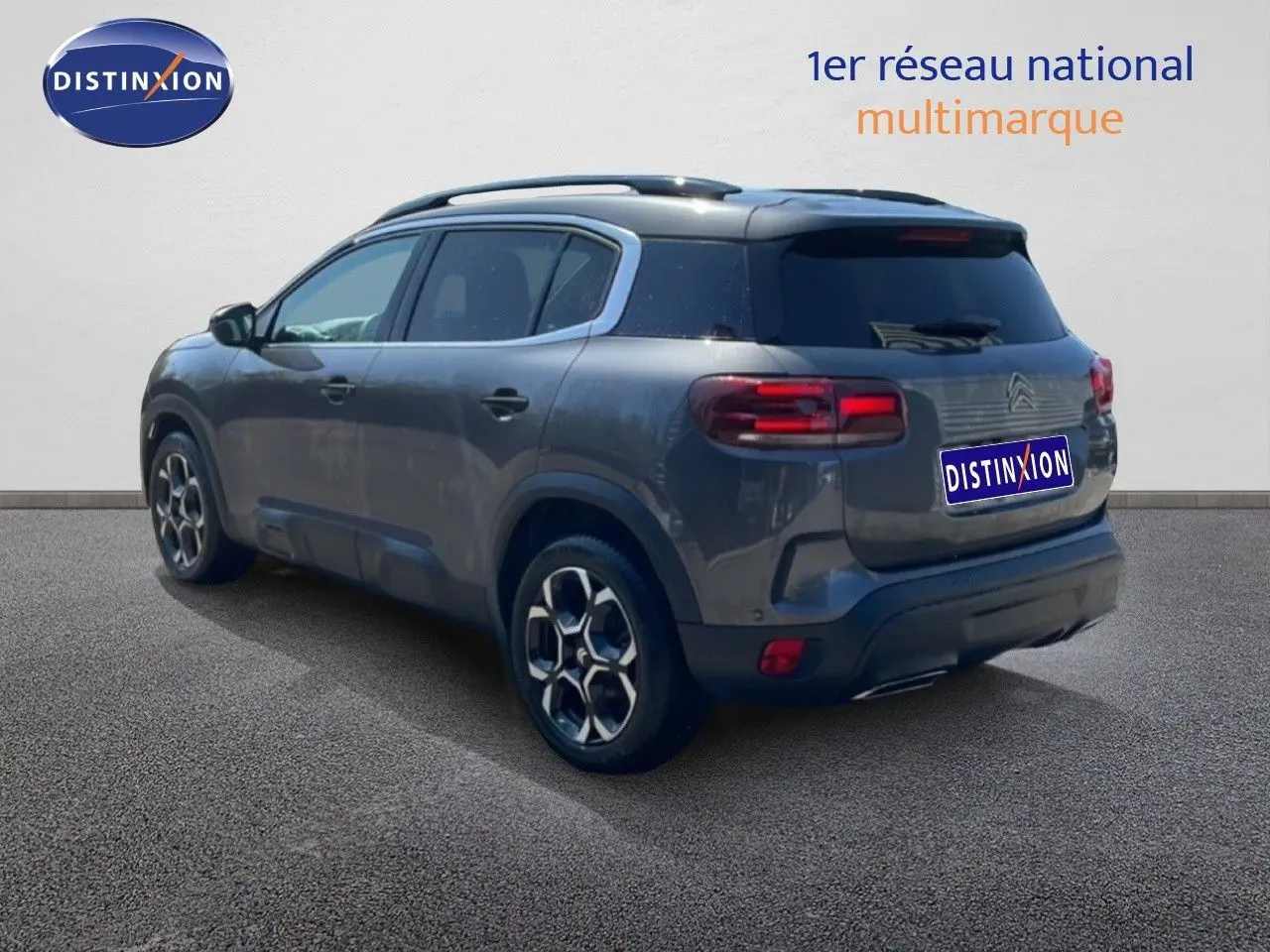 Citroën C5 Aircross gris platinium métal vu en 3/4 arrière droit, avec jantes bi-ton et toit noir.