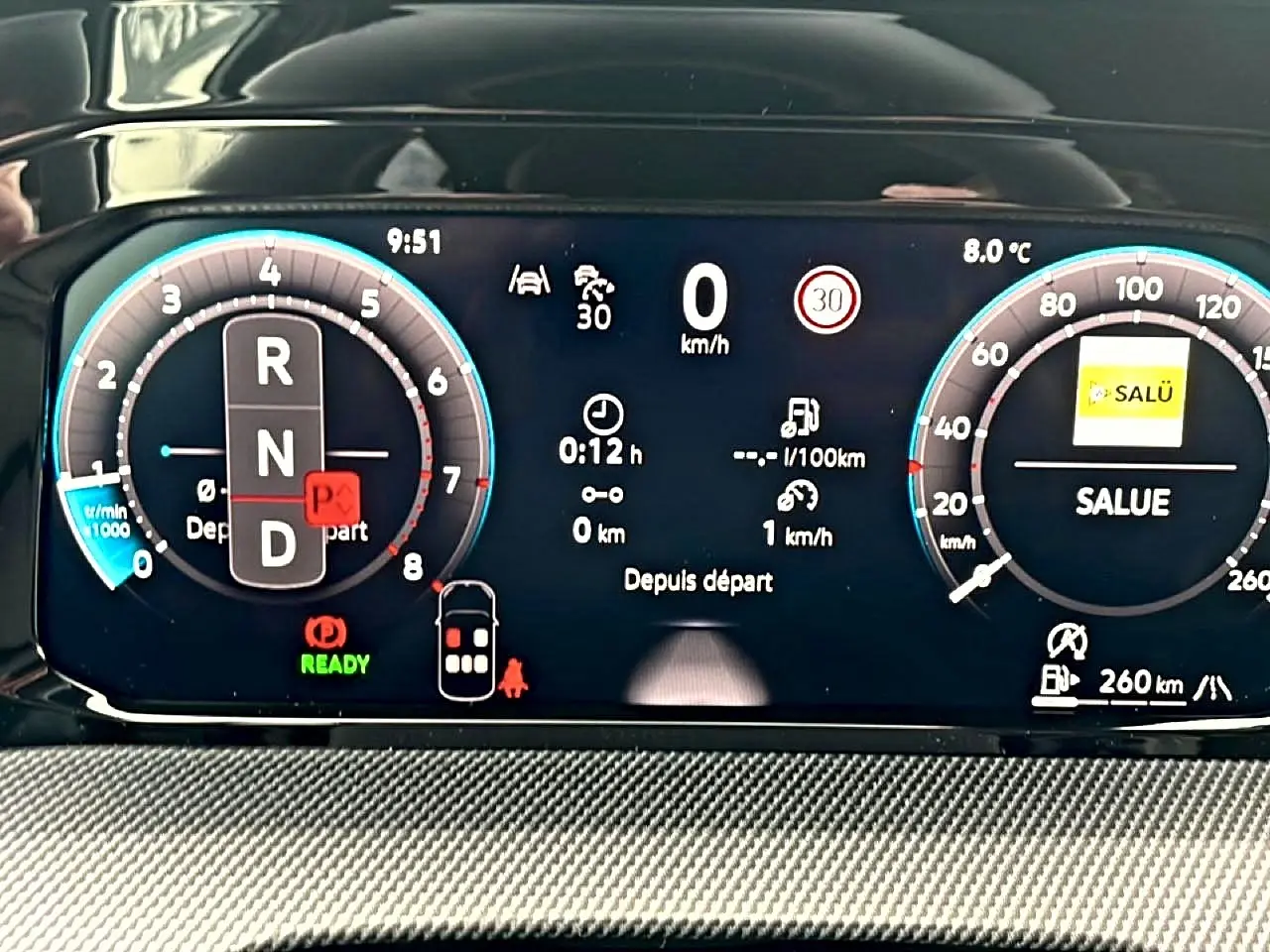 Tableau de bord numérique de Volkswagen Golf 1.5 ETSI Evo2 150 R-Line, affichage multifonction en gros plan.
