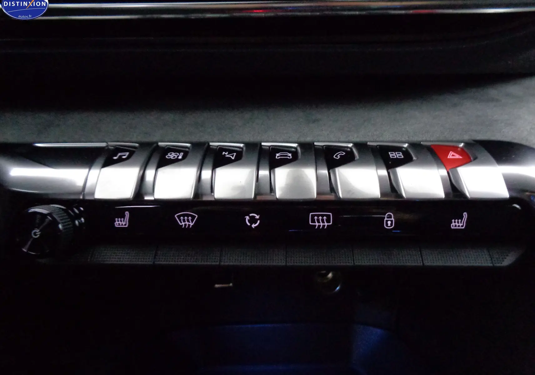 Gros plan sur la rangée de boutons métalliques et commandes tactiles du tableau de bord du Peugeot 3008 noir, version GT.