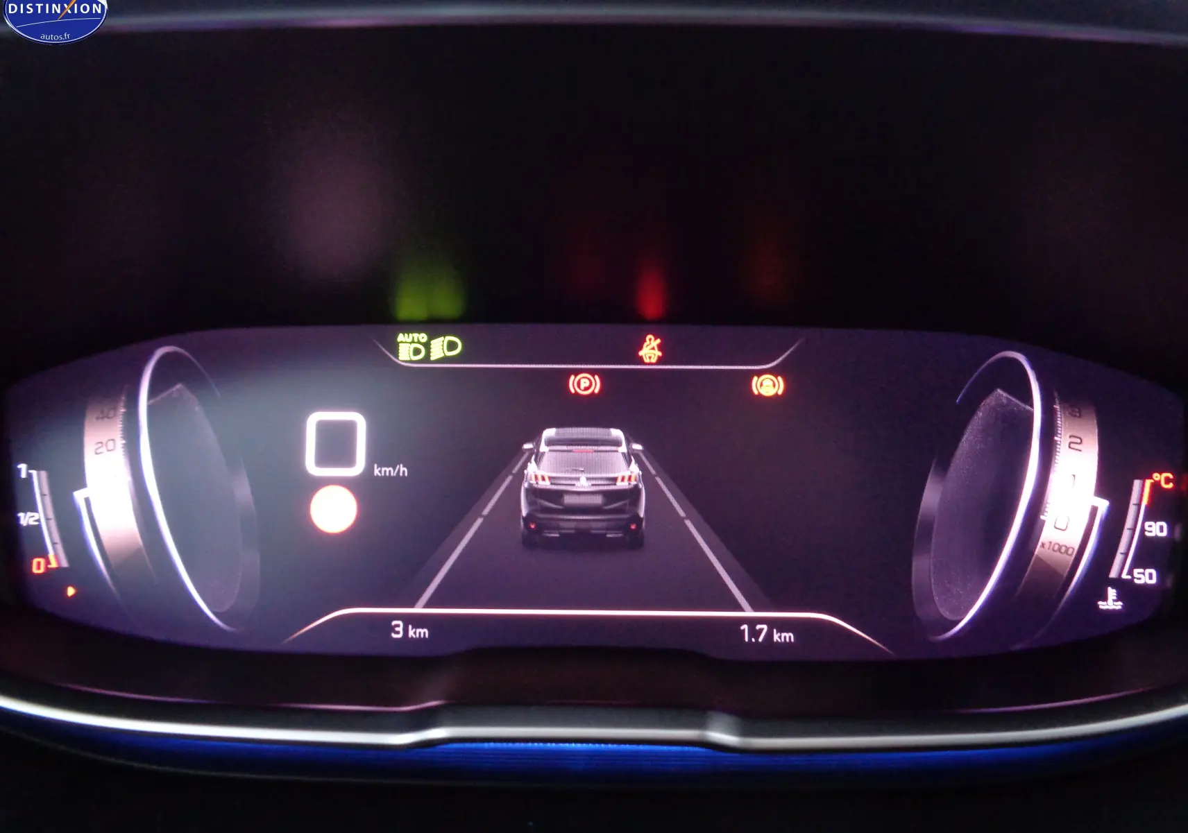 Tableau de bord numérique du Peugeot 3008 2023 affichant la vitesse à 0 km/h et l'assistance au maintien de voie.