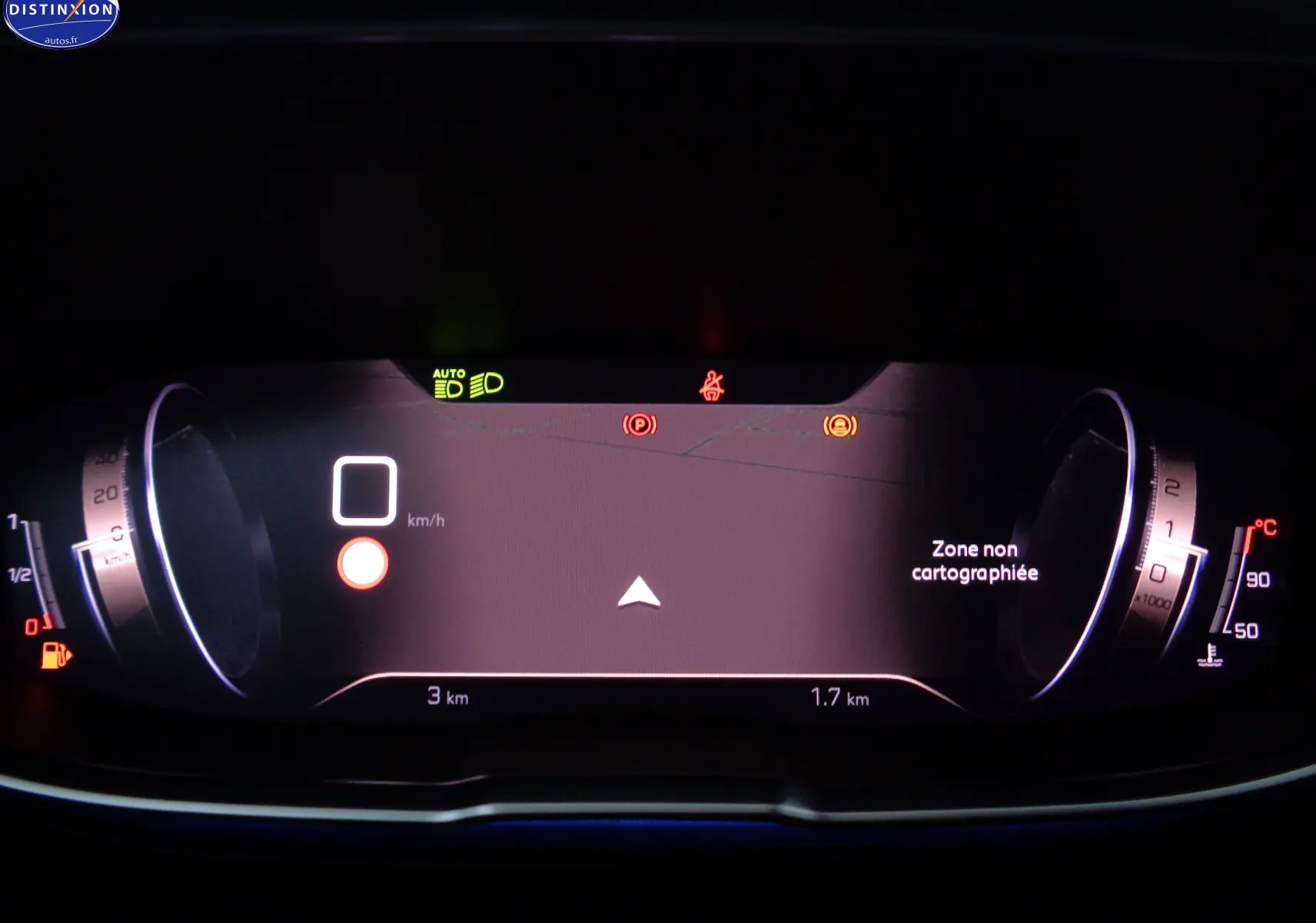 Tableau de bord numérique du Peugeot 3008 GT 2023 affichant la vitesse à 0 km/h et une zone non cartographiée au centre.