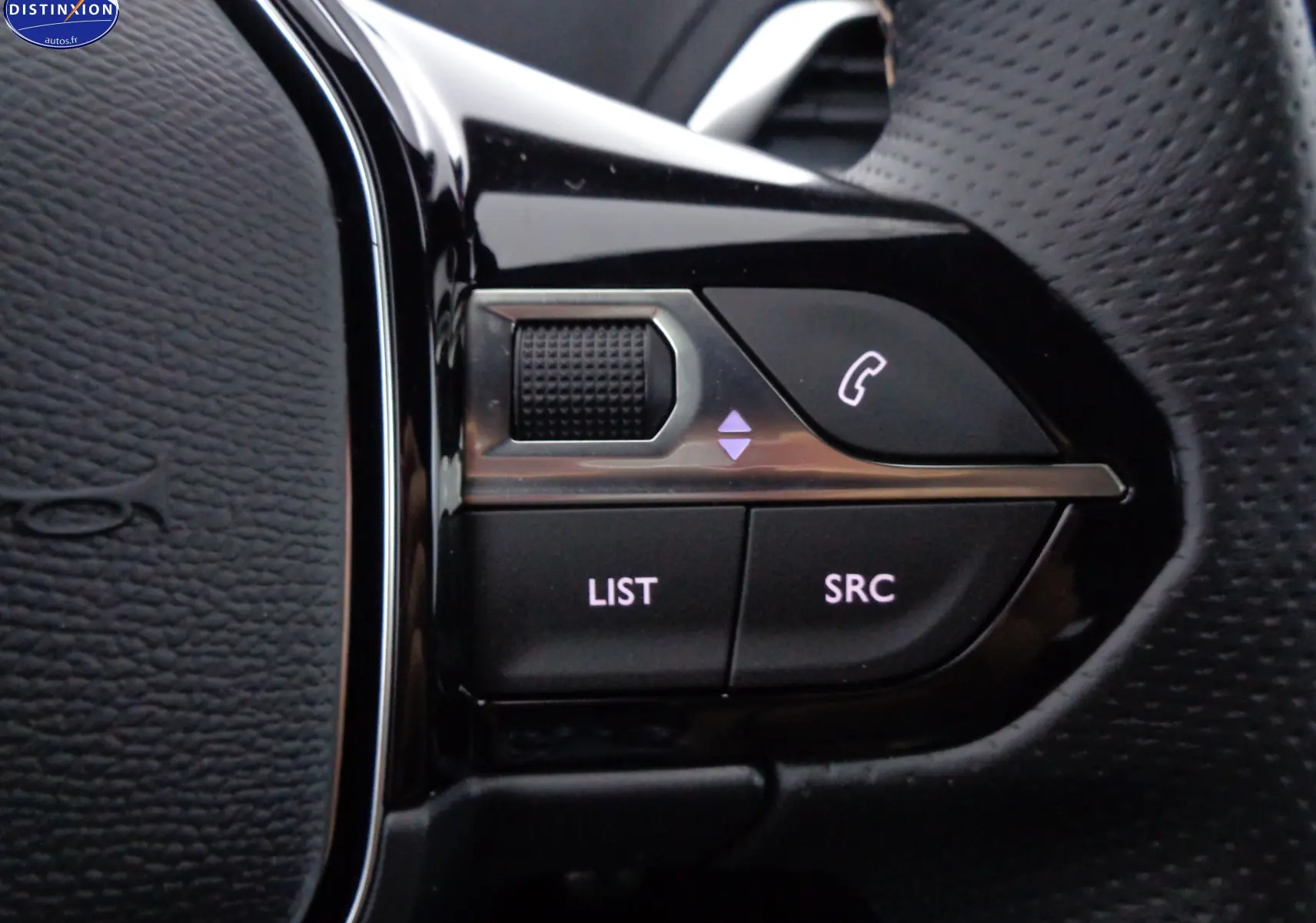 Gros plan sur les commandes noires du volant du Peugeot 3008 1.2 PureTech 130ch GT 2023, finition cuir noir.