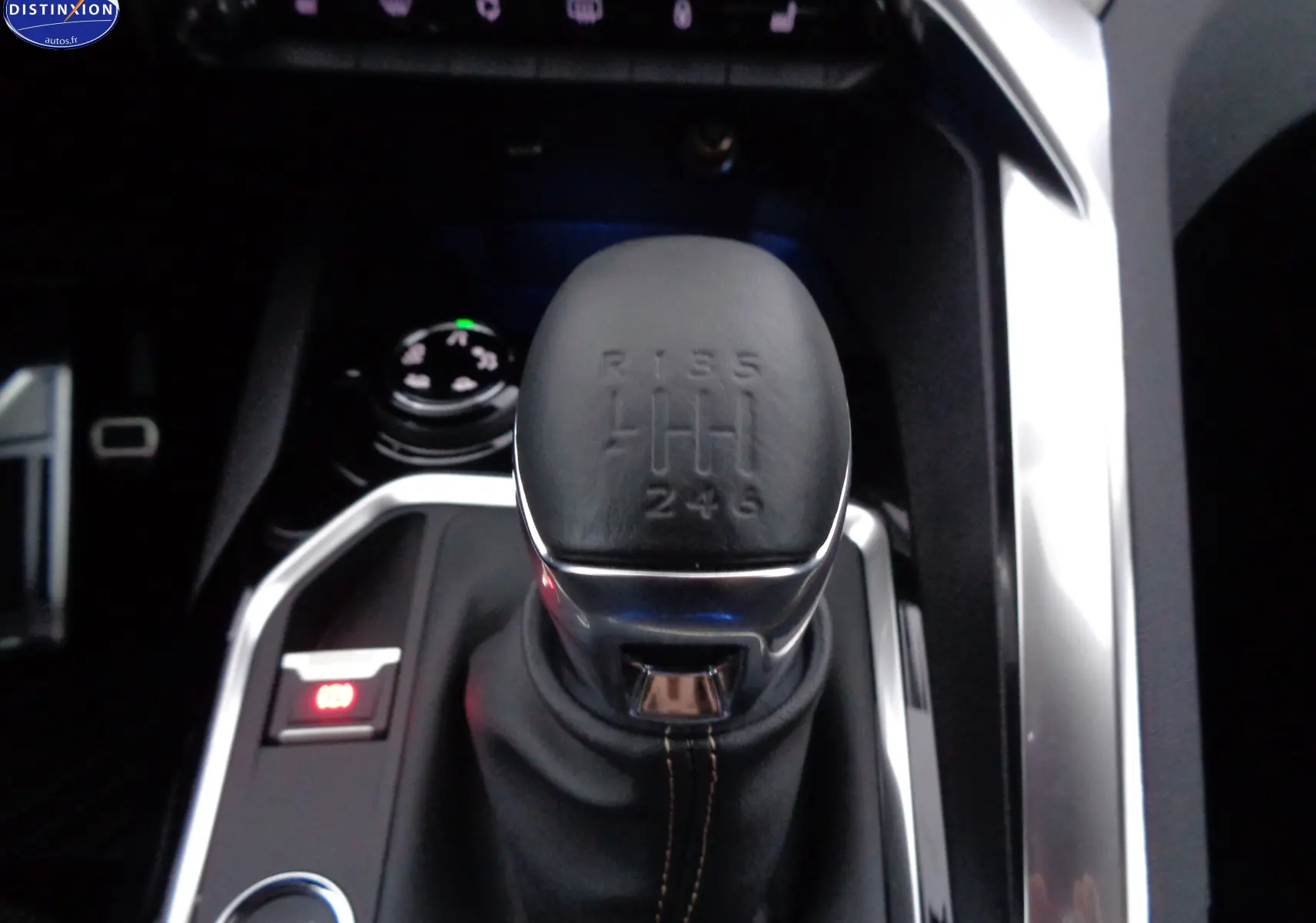 Le levier de vitesses manuel noir du Peugeot 3008 1.2 PureTech 130ch GT, vue rapprochée sur la console centrale.