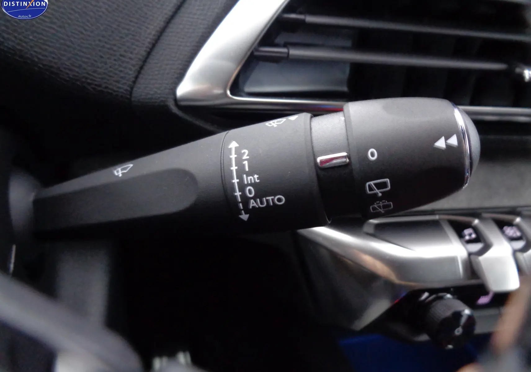 Gros plan sur la commande d'essuie-glace du Peugeot 3008 noir Perla Nera 2023, avec détails des réglages visibles.