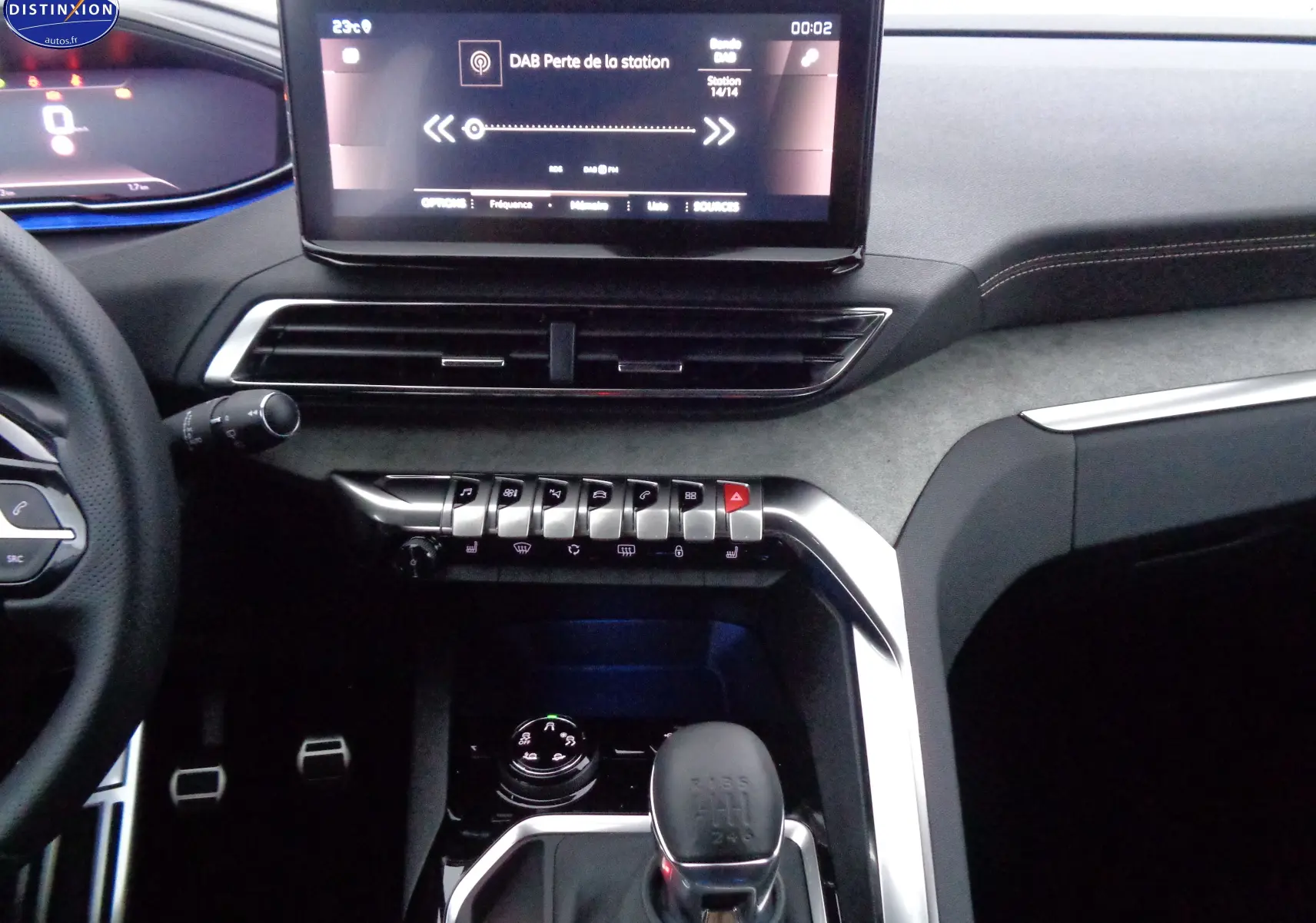 Intérieur du Peugeot 3008 2023 noir Perla Nera, vue centrée sur la console avec écran tactile et levier de vitesse manuel.
