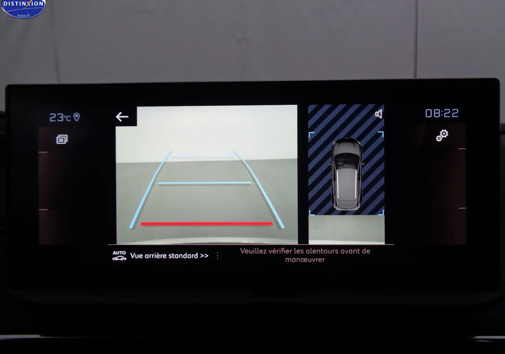 Écran de la caméra de recul du Peugeot 3008 noir Perla Nera, affichant les lignes d'aide au stationnement et vue aérienne du véhicule.