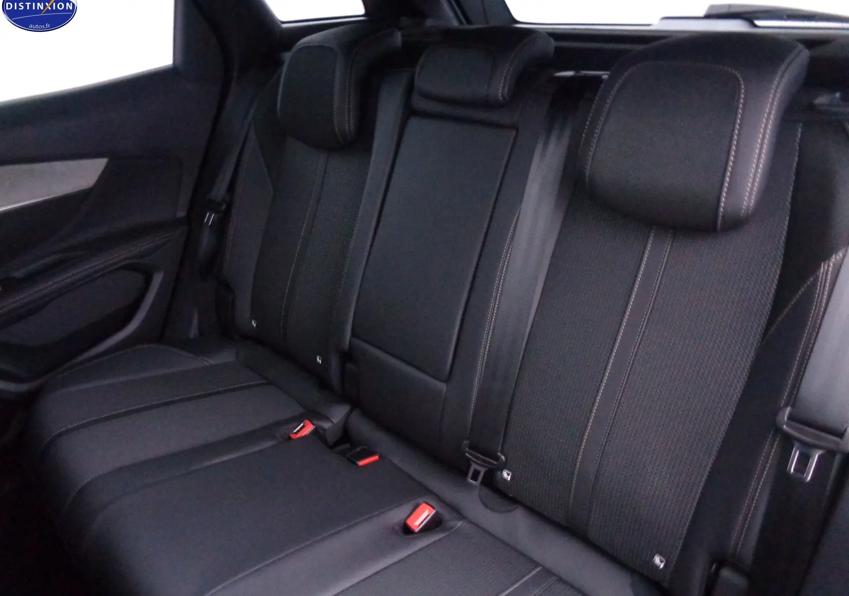 Vue intérieure montrant la banquette arrière en cuir noir avec surpiqûres contrastantes du Peugeot 3008 GT 2023.