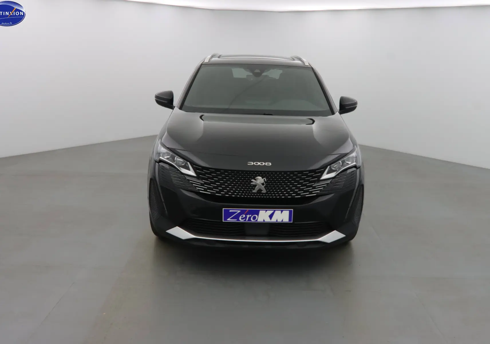 Peugeot 3008 noir perla nera métal vue de face dans un studio, avec calandre distinctive et logo lion visible.