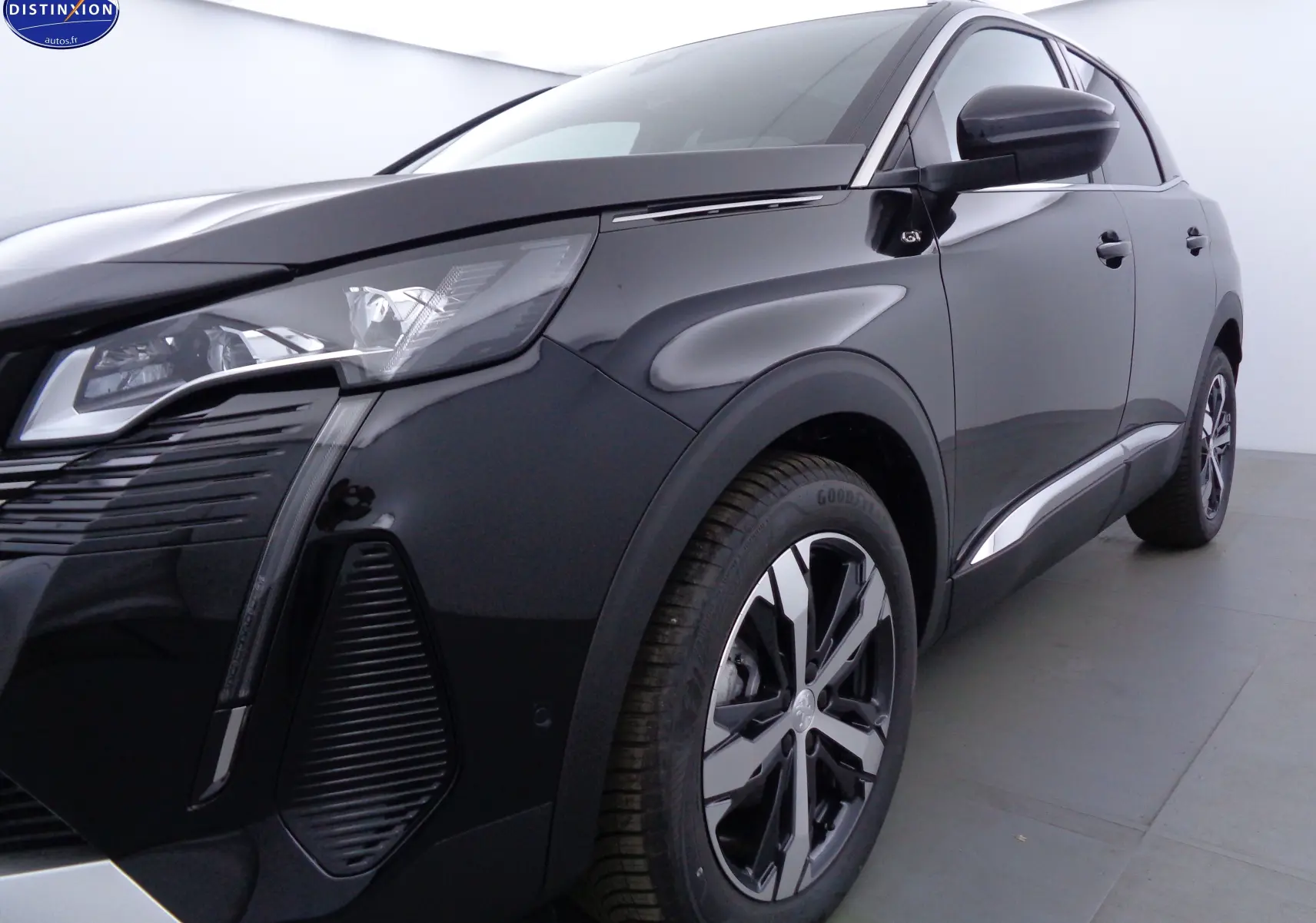 Vue 3/4 avant droit d'un Peugeot 3008 noir Perla Nera, mettant en valeur ses phares LED et jantes alliage bicolores.