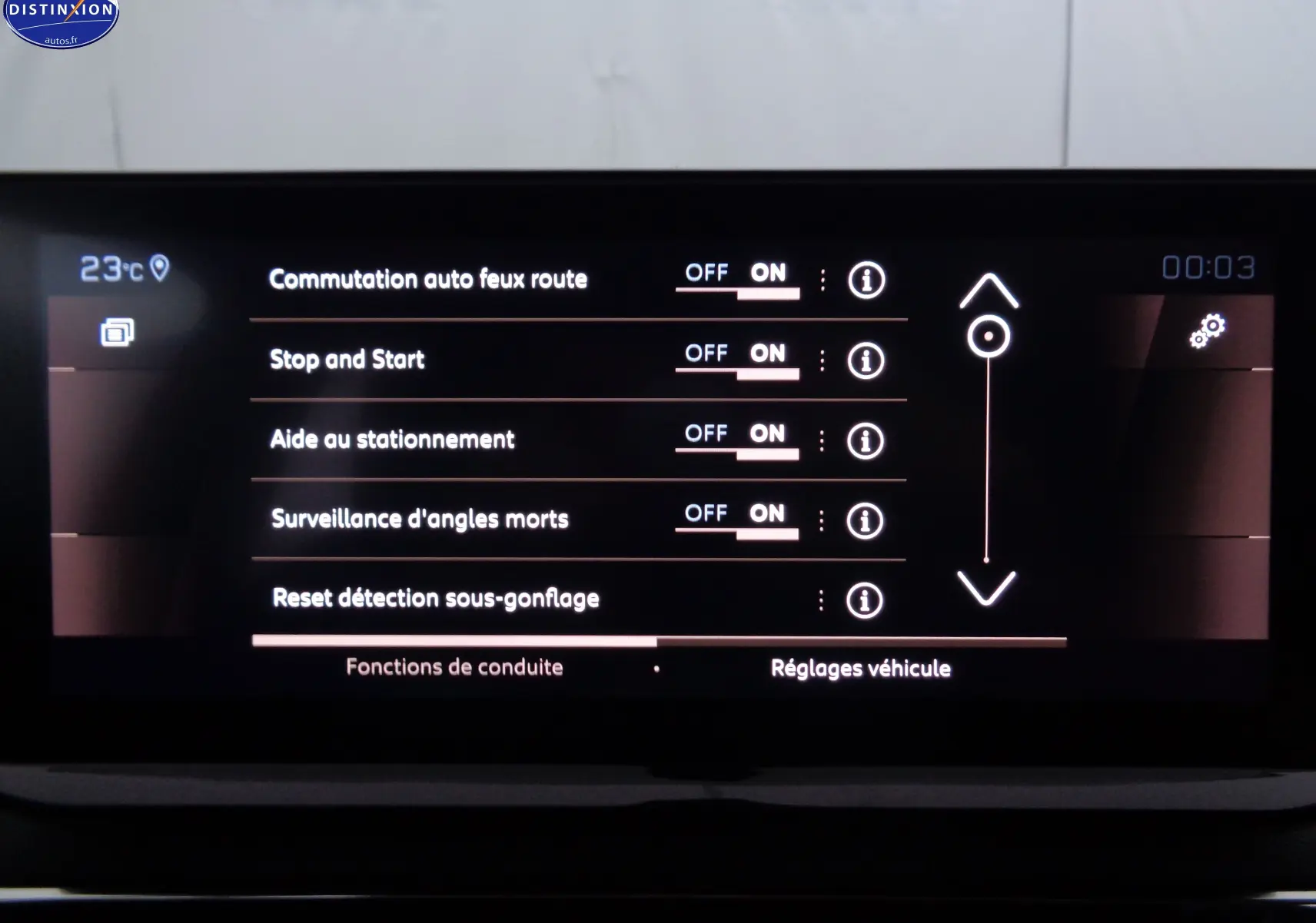 Écran tactile intérieur du Peugeot 3008 noir Perla Nera, affichant les réglages des aides à la conduite.
