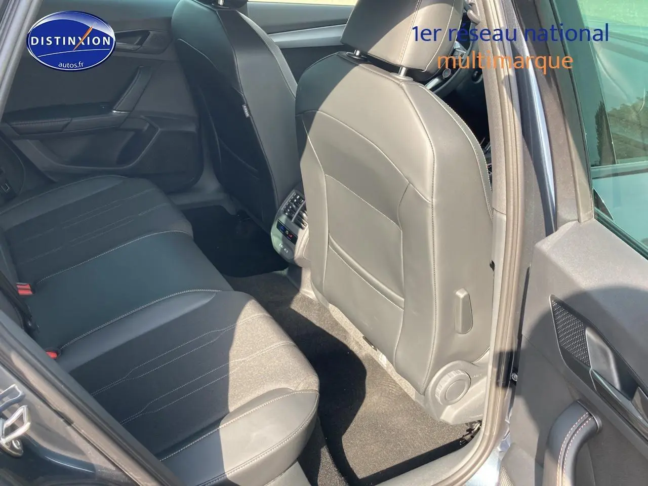 Vue intérieure côté arrière droit du CUPRA Formentor gris magnétique, mettant en valeur les sièges et la console centrale.