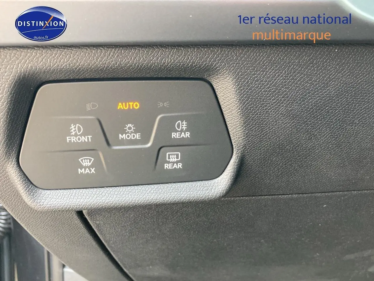 Panneau de commandes d’éclairage intérieur noir du CUPRA Formentor gris magnétique 2025, vue de côté.