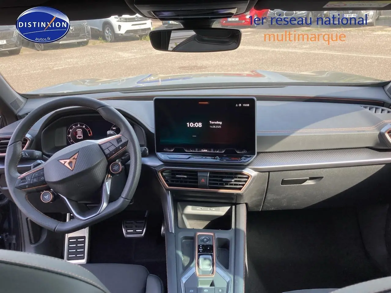 Vue intérieure avant du tableau de bord et volant cuir multifonction du CUPRA Formentor gris magnétique 2025 avec écran tactile central.